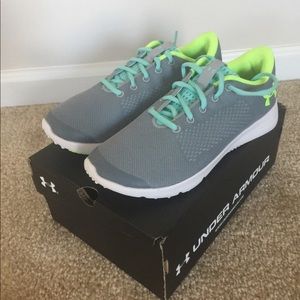 New Under Armour Girls Shoes Sz 4,5